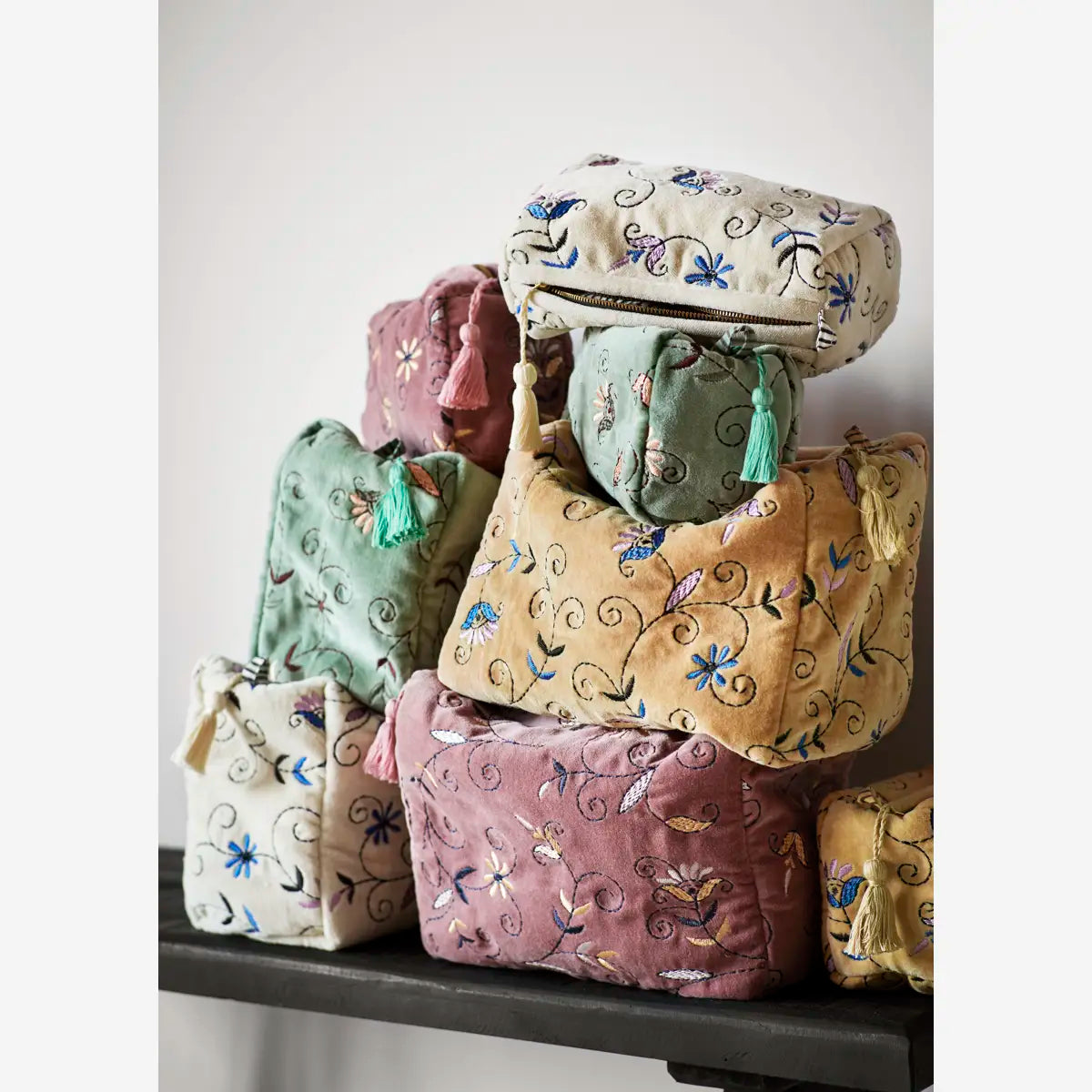 Embroidered velvet washbag off-white